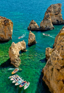 Ponta da Piedade, Lagos, Algarve, mit Fischerbooten, die darauf warten, Bootsfahrten zu geben Ponta da Piedade, Lagos, Algarve, mit Fischerbooten, die darauf warten, Bootsfahrten zu geben